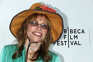 「カーリー・サイモン、パーキンソン病の診断と癌治療を告白「まだ、紛れもなくここにいる」」
