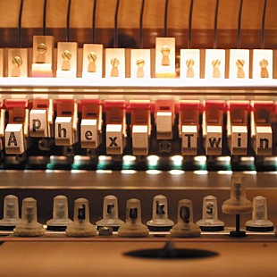 「エイフェックス・ツイン、『Drukqs』25周年記念盤が10/30発売」