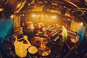 マカロニえんぴつ「<ライブレポート>マカロニえんぴつ、7年5か月ぶりの新宿LOFTライブ――『OKKAKE』5周年が刻んだ"もっと遠くへ"向かう新たな始まり」