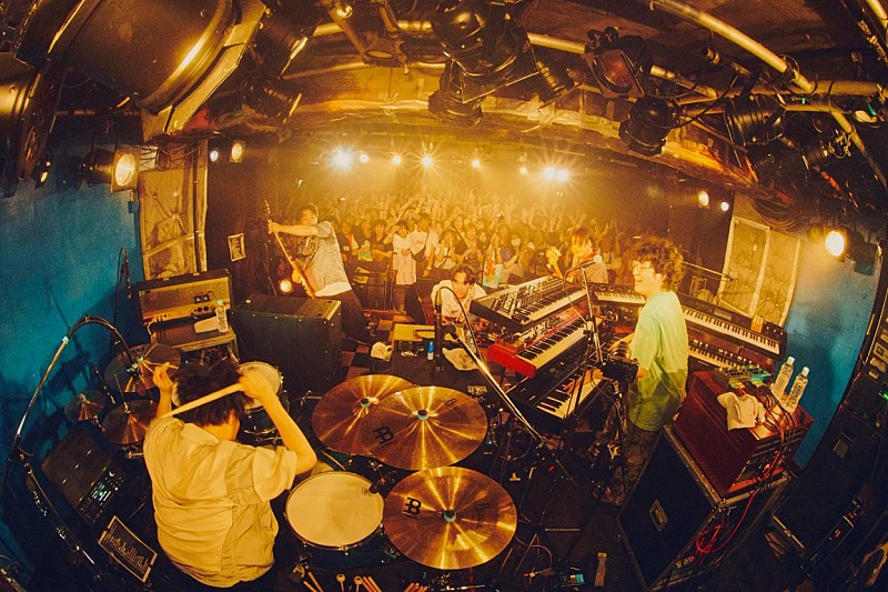 「＜ライブレポート＞マカロニえんぴつ、7年5か月ぶりの新宿LOFTライブ――『OKKAKE』5周年が刻んだ"もっと遠くへ"向かう新たな始まり」1枚目/10