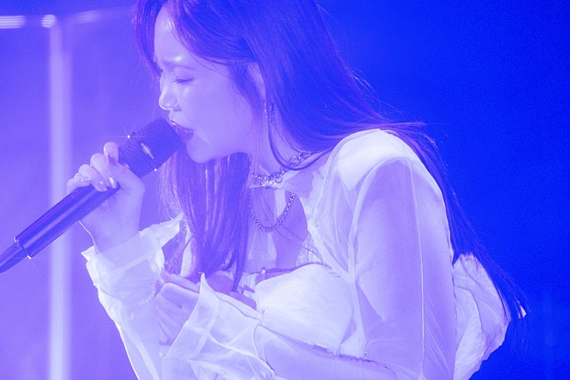 「＜ライブレポート＞鷲尾伶菜、初披露の最新曲とともに描く軌跡と現在――2年ぶりのビルボードライブ・ツアー完走」1枚目/19
