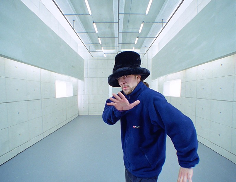 「ジャミロクワイ、「Virtual Insanity」など代表曲3曲の公式和訳付MV公開」1枚目/1