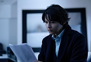 「松村北斗（SixTONES）×今田美桜、W主演映画『白鳥とコウモリ』新たな場面写真＆コメントも到着」