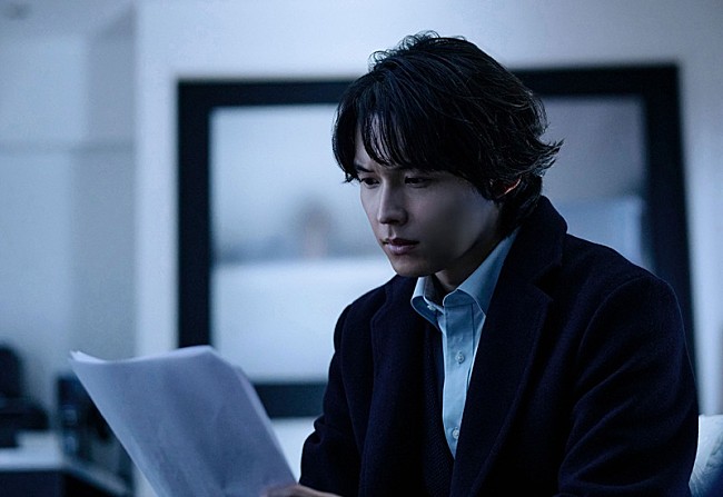 「松村北斗（SixTONES）×今田美桜、W主演映画『白鳥とコウモリ』新たな場面写真＆コメントも到着」1枚目/5