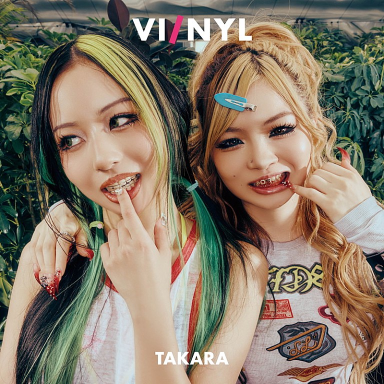 「TAKARAが雑誌初登場、“ギャルバイブス”全開で『VI/NYL』表紙を飾る」