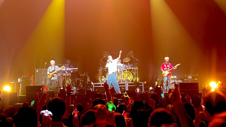 爆風スランプ「爆風スランプ、35年ぶり聖地へ帰還　日本武道館公演ライブレポート到着」