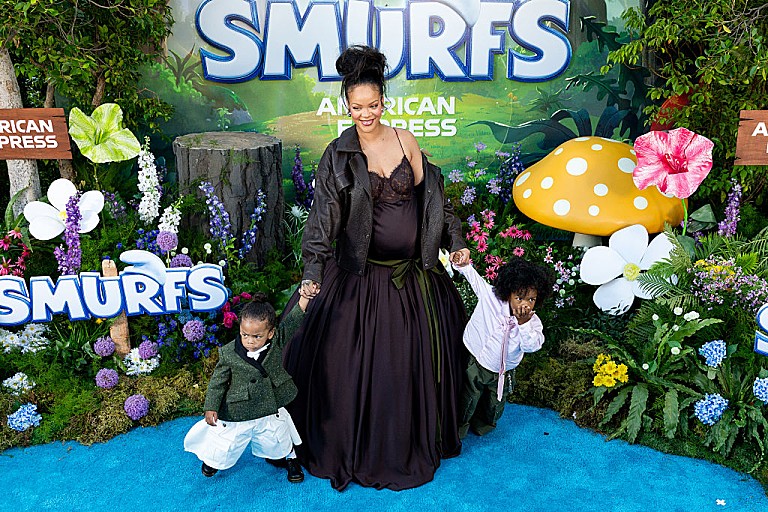 リアーナ「リアーナ、子どもたちと母国バルバドスの自身の通りを訪問」
