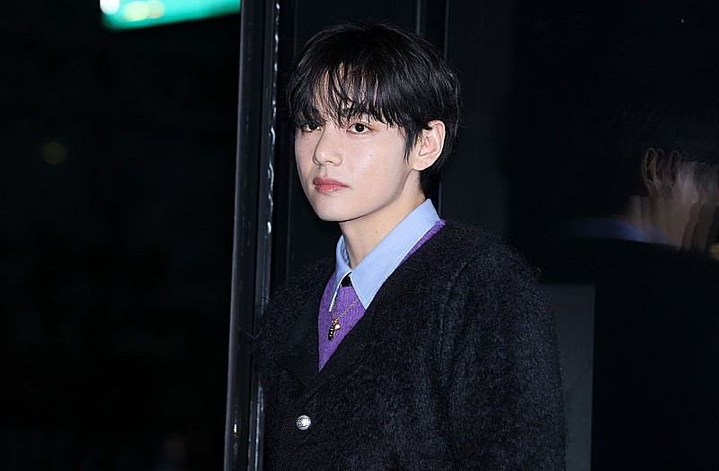 「BTSのV、ツアー中に深刻な聴力低下の治療を受けていることを明かす」1枚目/1
