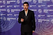 「ライオネル・リッチーのステージいじりにクリス・ブラウンが“マジかよ”と反応」1枚目/1