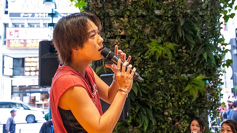 「杉本琢弥、初ベストAL発売前日に渋谷をジャック　ファンにも事前告知なしゲリラライブのレポート到着」1枚目/3