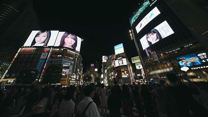 「青葉坂46、渋谷スクランブル交差点ビジョン13面ジャック生配信映像が公開」1枚目/22