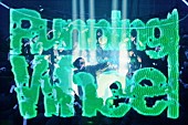 「Creepy Nuts、アンダーグラウンドな「Running Wheel」MVはアナログビデオ風」1枚目/3