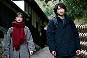 「映画『白鳥とコウモリ』、松村北斗（SixTONES）×今田美桜が演じる“禁断のバディ”誕生の瞬間を収めた本編映像が解禁」1枚目/3