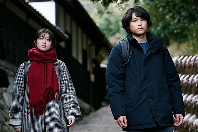 「映画『白鳥とコウモリ』、松村北斗（SixTONES）×今田美桜が演じる“禁断のバディ”誕生の瞬間を収めた本編映像が解禁」1枚目/3