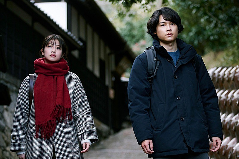 「映画『白鳥とコウモリ』、松村北斗（SixTONES）×今田美桜が演じる“禁断のバディ”誕生の瞬間を収めた本編映像が解禁」1枚目/3