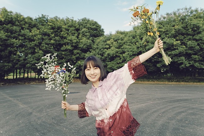 「TOMOO、楽曲について語るインタビューも交えた「大人になったら」MVメイキング映像公開」1枚目/3