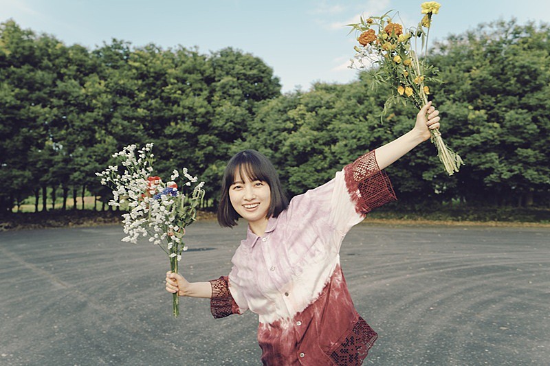 「TOMOO、楽曲について語るインタビューも交えた「大人になったら」MVメイキング映像公開」1枚目/3