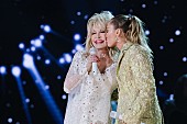 「マイリー・サイラス、ゴッドマザーの故ドリー・パートン追悼「これからもずっと彼女を愛し続ける」」1枚目/1