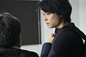 「松村北斗（SixTONES）×今田美桜、W主演映画『白鳥とコウモリ』よりメイキング写真＆コメントも到着」1枚目/5