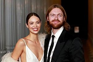 フィニアス「フィニアス、長年の恋人クラウディア・スレウスキと結婚 妹ビリー・アイリッシュが式を執り行う」