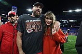 「テイラー・スウィフト＆トラヴィス・ケルシー、愛犬をトミー・ヒルフィガーCMで初披露「1日を明るくしてくれる」」1枚目/1