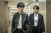「「今夜もシリアルキラ－と待ち合わせ」「とにかく牧野くん死なないで」「楓（山崎紘菜）は口封じのために牧野くん（奥野壮）を撃ったのかな」」1枚目/1