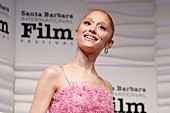 「アリアナ・グランデがベン・スティラーと対決、映画『ミート・ザ・ペアレンツ／フィアンセの襲来』予告編公開」1枚目/1