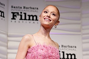アリアナ・グランデ「アリアナ・グランデがベン・スティラーと対決、映画『ミート・ザ・ペアレンツ／フィアンセの襲来』予告編公開」