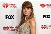 「テイラー・スウィフト、カントリー・ラジオへのレアな出演で「I Knew It, I Knew You」の歌詞に込めた“二重の意味”を語る」1枚目/1