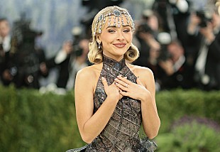「サブリナ・カーペンター、『マペット・ショー』で自身初の【プライムタイム・エミー賞】に輝く」