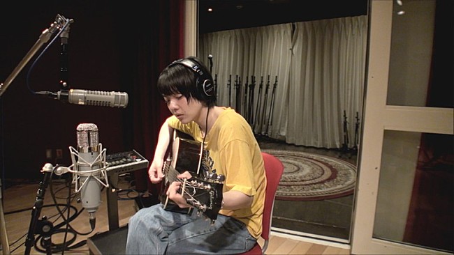 「『あいみょん「今日は晴れ、肌寒い。私は家、ギターを弾く。」Studio Recording Scene』」3枚目/3