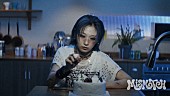 「LEE JISOO（HANAのJISOO）、韓国で撮影された「MISMATCH」MVで“ちぐはぐさ”を表現」1枚目/3