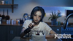 「LEE JISOO（HANAのJISOO）、韓国で撮影された「MISMATCH」MVで“ちぐはぐさ”を表現」