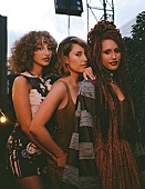 「RAYE、2人の妹と共演した「Joy.」公開　3姉妹が自転車でロンドンを駆け巡るMVも解禁」1枚目/2