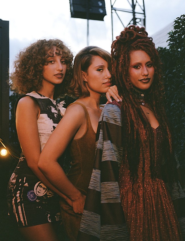 「RAYE、2人の妹と共演した「Joy.」公開　3姉妹が自転車でロンドンを駆け巡るMVも解禁」1枚目/2