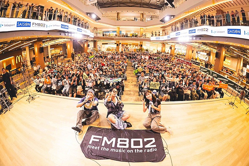 「THE ORAL CIGARETTES、ららぽーと堺で開催されたFM802公開収録レポ到着「僕らの音楽もみなさんの生活の一部に」」1枚目/9