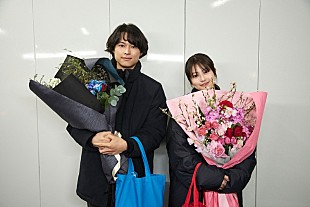 「松村北斗（SixTONES）×今田美桜がW主演、映画『白鳥とコウモリ』キャスト陣のクランクアップ写真解禁」
