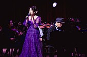 「＜ライブレポート＞斉藤由貴、バースデーを彩る初のオーケストラツアーが兵庫で開幕　武部聡志プロデュースによる名曲の新たな響き」1枚目/7