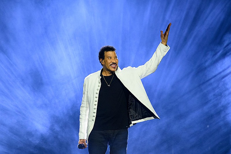 「ライオネル・リッチー、複数の公演延期後に心房細動の治療を受けたと明かす「近いうちにステージへ戻る」」1枚目/1