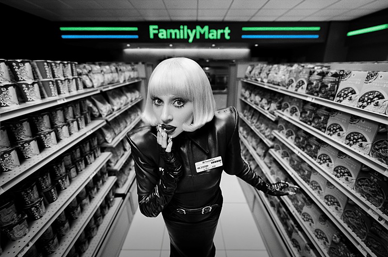 「レディー・ガガ、ファミマでスタイリッシュに働くコラボCM放映」1枚目/1