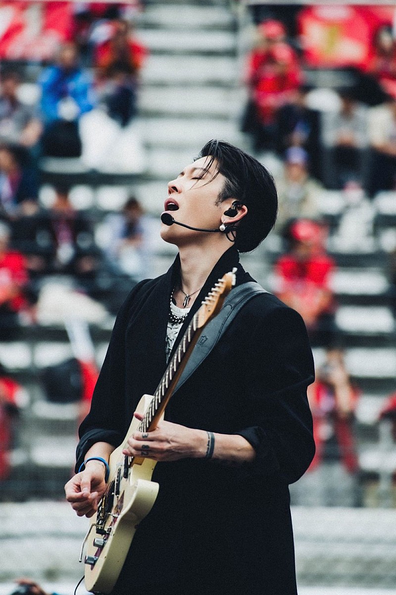 「MIYAVI、WEC日本ラウンド決勝前オープニングセレモニーで日本国歌「君が代」を披露」1枚目/5