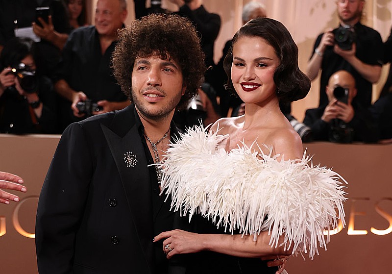 「セレーナ・ゴメス&ベニー・ブランコ、結婚1周年を記念して“1年前のウェディング・ケーキ”を味わう」1枚目/1