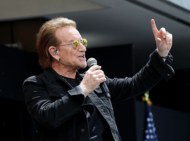 「ボノ、U2とエド・シーランの「Yours Eternally」共演時に“僕を政治に巻き込むつもりじゃないですよね？”と尋ねられたと明かす」1枚目/1