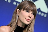 「テイラー・スウィフト、ダコタ・ジョンソンの『SNL』モノローグにサプライズ登場」1枚目/1