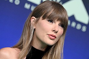テイラー・スウィフト「テイラー・スウィフト、ダコタ・ジョンソンの『SNL』モノローグにサプライズ登場」
