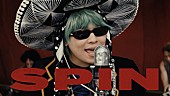 「Kroi、アニメ『ジョジョ』OPテーマ「SPIN」MV舞台は西部劇を彷彿とさせる街」1枚目/2