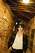「写真集『曽野まんま』タワーレコード購入特典
シチュエーション別彼氏トレカ」「秘密の路地裏彼氏」」8枚目/9