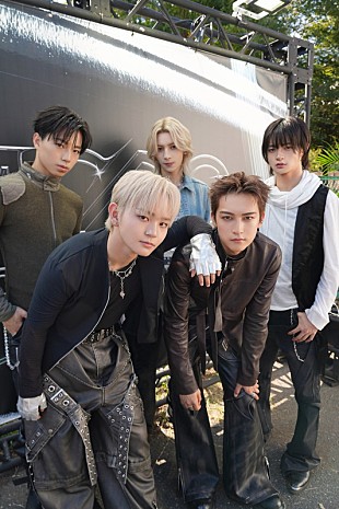 「STARGLOW、1stアルバム『Aurora』より新曲「Slam Dunk」先行配信へ」