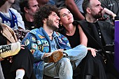 「セレーナ・ゴメス、結婚1周年は夫ベニー・ブランコとパジャマで結婚式の動画を鑑賞」1枚目/1