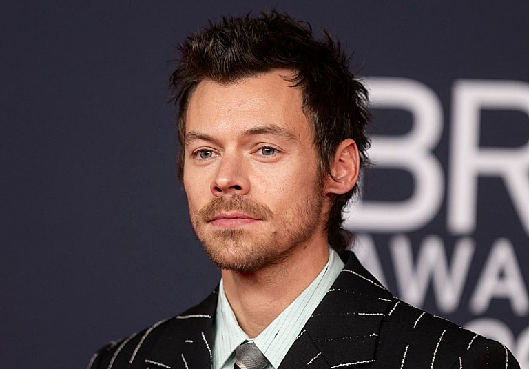 ハリー・スタイルズ「ハリー・スタイルズ、故リアム・ペインの命日に未発表曲で追悼」
